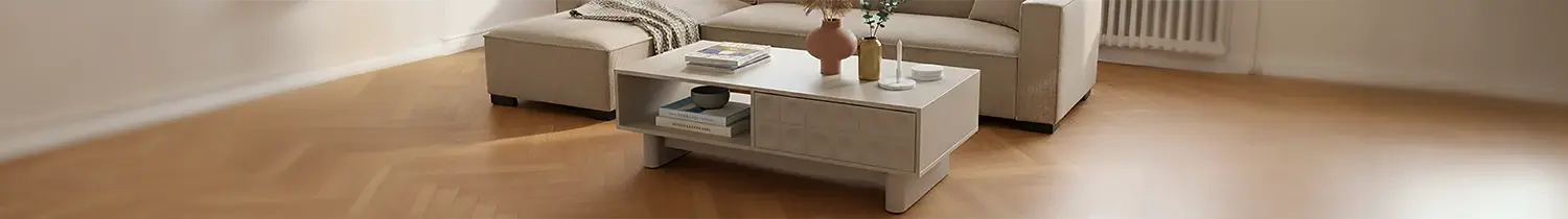 table basse rectangulaire beige dans un salon avec canapé